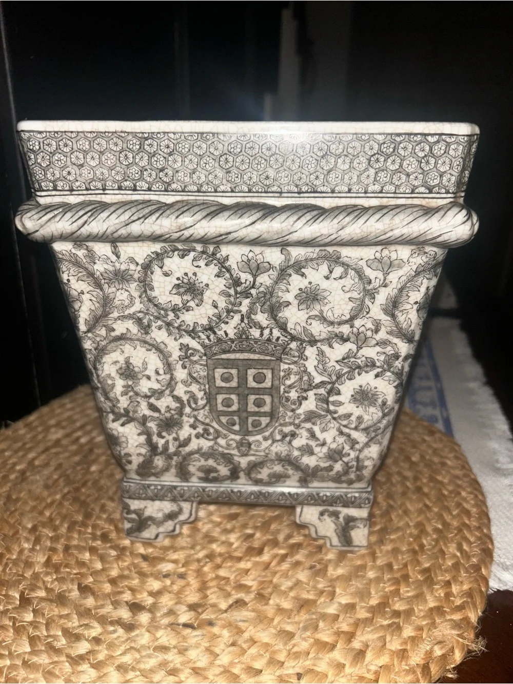 United Wilson JUWC 1897 Crest & Floral Scrollwork Square Footed Cachepot – Chin